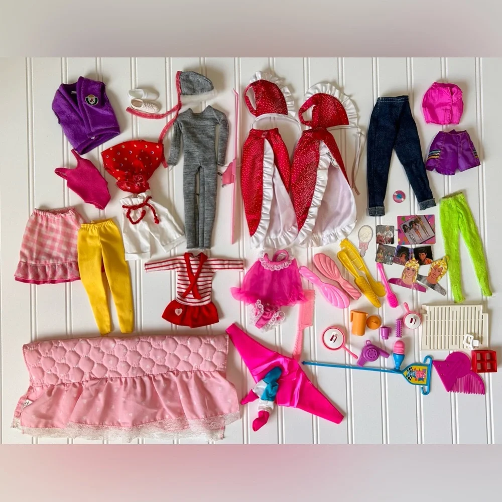 Huge lot of vintage Barbie & Skipper doll clothes & accessories from 1980s